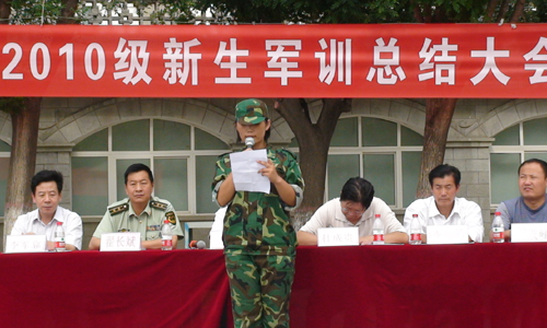 学生代表杨华发言