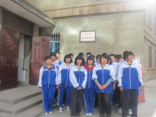 参观学生合影