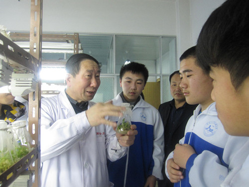 陈宗礼教授和蔼可亲地向学生讲述培植红枣育苗的方法