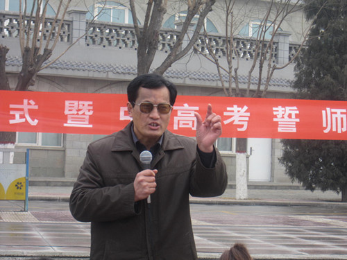 老师代表周继民讲话