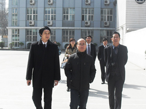 张建虹主任带领我校教师参观校园