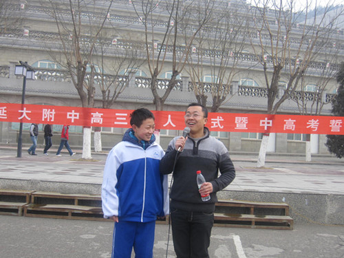 赵亮老师和学生进行激情互动