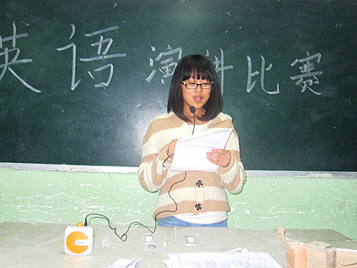 闫悦同学主持比赛
