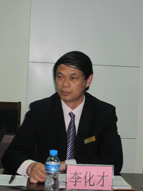 李化才副校长详细地介绍活页练习和导学案两大课堂教学