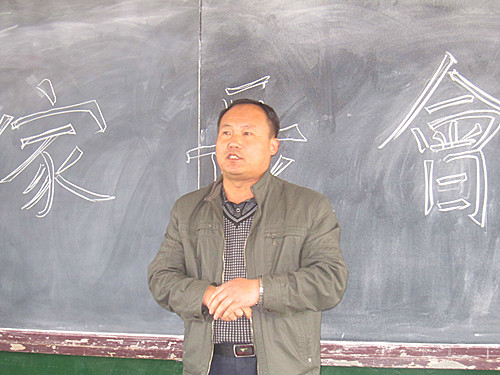 任课教师俱波峰老师向家长反馈学生近来学习情况