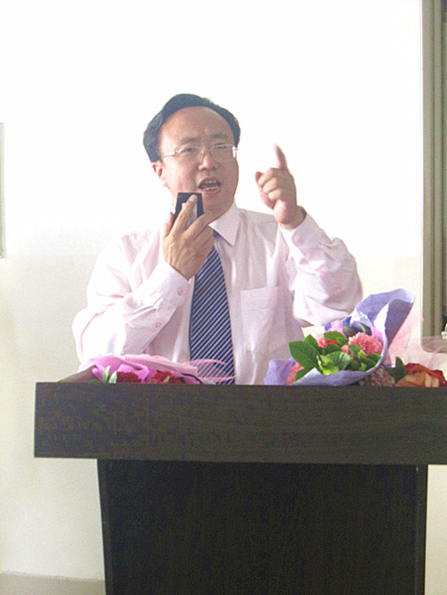 黄巨国校长发表慷慨激昂的讲话