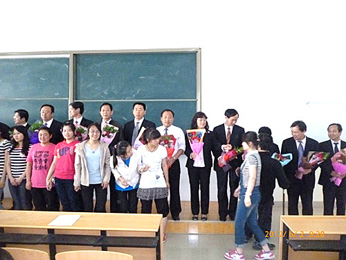 高三学生代表为全体高三教师赠送鲜花