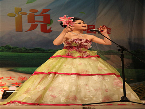 郝悦老师深情演唱